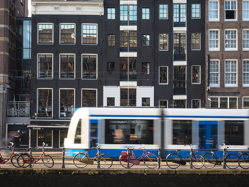 Tram ? Amsterdam avec des v?los en avant plan